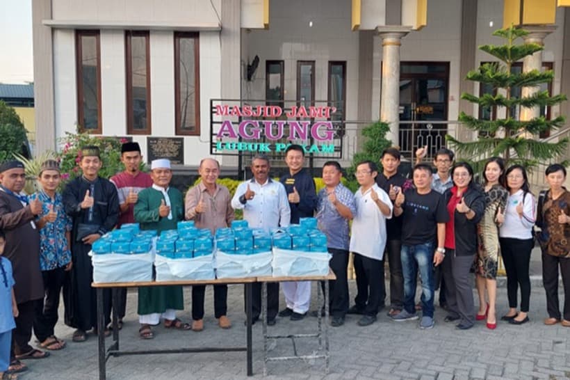 Kegiatan berbagi takjil di Masjid Jami' Agung Lubuk Pakam
