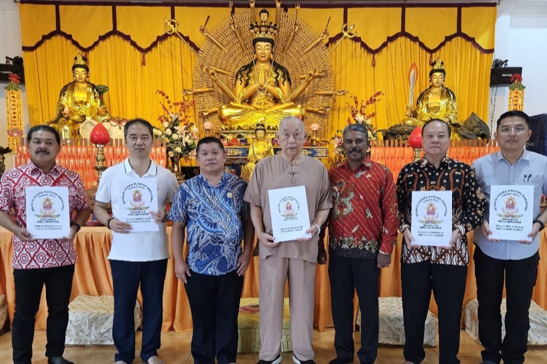 Penyerahan SK penghapusan PBB rumah ibadah Buddha di Vihara Buddha Loka, Sibolangit